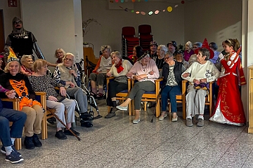 01 JohanniterSerniork 2025-02-18 12  Zwei mal Seniorenkarneval 18. Februar  - Wir besuchen zuerst an der Wildstraße das Seniorenhaus vom Johanniter-Stift Duisburg-Neudorf. Danach fahren wir nach Duisburg-Huckingen zum karnvalistischem Nachmittag der KFD St. Peter und Paul Gemeinde.
