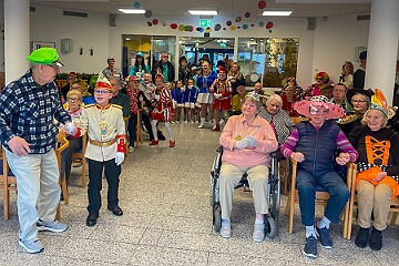 01 JohanniterSerniork 2025-02-18 13  Zwei mal Seniorenkarneval 18. Februar  - Wir besuchen zuerst an der Wildstraße das Seniorenhaus vom Johanniter-Stift Duisburg-Neudorf. Danach fahren wir nach Duisburg-Huckingen zum karnvalistischem Nachmittag der KFD St. Peter und Paul Gemeinde.