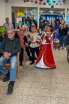 01 JohanniterSerniork 2025-02-18 15  Zwei mal Seniorenkarneval 18. Februar  - Wir besuchen zuerst an der Wildstraße das Seniorenhaus vom Johanniter-Stift Duisburg-Neudorf. Danach fahren wir nach Duisburg-Huckingen zum karnvalistischem Nachmittag der KFD St. Peter und Paul Gemeinde.