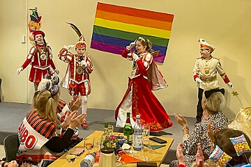 02 KFD StPeterPaul 2025-02-18 02  Zwei mal Seniorenkarneval 18. Februar  - Wir besuchen zuerst an der Wildstraße das Seniorenhaus vom Johanniter-Stift Duisburg-Neudorf. Danach fahren wir nach Duisburg-Huckingen zum karnvalistischem Nachmittag der KFD St. Peter und Paul Gemeinde.