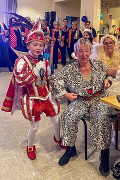 02 KFD StPeterPaul 2025-02-18 05  Zwei mal Seniorenkarneval 18. Februar  - Wir besuchen zuerst an der Wildstraße das Seniorenhaus vom Johanniter-Stift Duisburg-Neudorf. Danach fahren wir nach Duisburg-Huckingen zum karnvalistischem Nachmittag der KFD St. Peter und Paul Gemeinde.