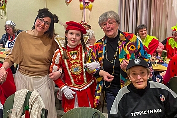 02 KFD StPeterPaul 2025-02-18 06  Zwei mal Seniorenkarneval 18. Februar  - Wir besuchen zuerst an der Wildstraße das Seniorenhaus vom Johanniter-Stift Duisburg-Neudorf. Danach fahren wir nach Duisburg-Huckingen zum karnvalistischem Nachmittag der KFD St. Peter und Paul Gemeinde.