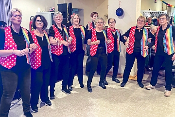 02 KFD StPeterPaul 2025-02-18 07  Zwei mal Seniorenkarneval 18. Februar  - Wir besuchen zuerst an der Wildstraße das Seniorenhaus vom Johanniter-Stift Duisburg-Neudorf. Danach fahren wir nach Duisburg-Huckingen zum karnvalistischem Nachmittag der KFD St. Peter und Paul Gemeinde.