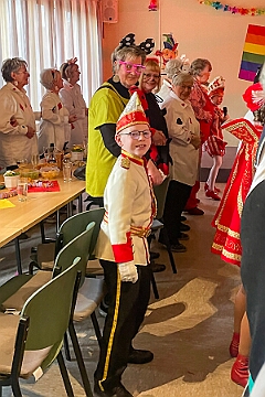 Tourtgag 2025-02 19 04  Tour-Tag, 19. Februar - In Duisburg-Huckingen feiert die KFD St. Peter und Paul Gemeinde den 2. karnvalistischem Nachmittag. Von dort fahren wir nach Duisburg-Laar. Dort wird im Wohndorf Karneval mit den Senioren gefeiert. Später geht es noch in Opgen-Rhein's "Zum Johanniter", in Walsum. Die Duisburger Prinzengarde veranstaltetet dort ihre 2. „Flüstersitzung“.