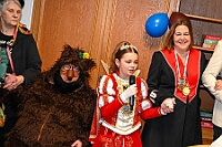 01 WoGeDu 2025-02 20 10  Tour-Tag, 20. Februar - Zum ersten mal besuchte eine Kinderprinzencrew die Karnevalsfeier der Wohnungsgenossenschaft DU Süd in Neudorf in der Andersenstraße. Von dort ging es dann zum Caritas-Altenheim St. Clemens, in Kaßlerfeld. Seniorenkarneval von der KG Königreich-Duissern. Die dritte Station war dann der Pfarrkarneval der Ev. Gemeinde am Vogelsangplatz. Zum ersten mal besuchte eine Kinderprinzencrew die Karnevalsfeier der Wohnungsgenossenschaft DU Süd in Neudorf in der Andersenstraße. Von dort ging es dann zum Caritas-Altenheim St. Clemens, in Kaßlerfeld. Seniorenkarneval von der KG Königreich-Duissern. Die dritte Station war dann der Pfarrkarneval der Ev. Gemeinde am Vogelsangplatz. : DVPJ, Holger II, Kinderprinz Phil II., Prinzessin, Mia I., Prinzessin Mia I., HDK, Duisburg, Karneval, Helau, Tollität, Event, Session 2024, Session 2025, Hauptausschuss, Gemeinschaft, Hauptausschuss Karneval Duisburg, Duisburg ist echt