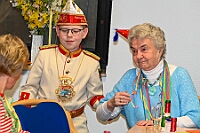 01 WoGeDu 2025-02 20 13  Tour-Tag, 20. Februar - Zum ersten mal besuchte eine Kinderprinzencrew die Karnevalsfeier der Wohnungsgenossenschaft DU Süd in Neudorf in der Andersenstraße. Von dort ging es dann zum Caritas-Altenheim St. Clemens, in Kaßlerfeld. Seniorenkarneval von der KG Königreich-Duissern. Die dritte Station war dann der Pfarrkarneval der Ev. Gemeinde am Vogelsangplatz. Zum ersten mal besuchte eine Kinderprinzencrew die Karnevalsfeier der Wohnungsgenossenschaft DU Süd in Neudorf in der Andersenstraße. Von dort ging es dann zum Caritas-Altenheim St. Clemens, in Kaßlerfeld. Seniorenkarneval von der KG Königreich-Duissern. Die dritte Station war dann der Pfarrkarneval der Ev. Gemeinde am Vogelsangplatz. : DVPJ, Holger II, Kinderprinz Phil II., Prinzessin, Mia I., Prinzessin Mia I., HDK, Duisburg, Karneval, Helau, Tollität, Event, Session 2024, Session 2025, Hauptausschuss, Gemeinschaft, Hauptausschuss Karneval Duisburg, Duisburg ist echt