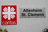 02 SeniorenStClemens 2025-02 20 01  Tour-Tag, 20. Februar - Zum ersten mal besuchte eine Kinderprinzencrew die Karnevalsfeier der Wohnungsgenossenschaft DU Süd in Neudorf in der Andersenstraße. Von dort ging es dann zum Caritas-Altenheim St. Clemens, in Kaßlerfeld. Seniorenkarneval von der KG Königreich-Duissern. Die dritte Station war dann der Pfarrkarneval der Ev. Gemeinde am Vogelsangplatz. Zum ersten mal besuchte eine Kinderprinzencrew die Karnevalsfeier der Wohnungsgenossenschaft DU Süd in Neudorf in der Andersenstraße. Von dort ging es dann zum Caritas-Altenheim St. Clemens, in Kaßlerfeld. Seniorenkarneval von der KG Königreich-Duissern. Die dritte Station war dann der Pfarrkarneval der Ev. Gemeinde am Vogelsangplatz. : DVPJ, Holger II, Kinderprinz Phil II., Prinzessin, Mia I., Prinzessin Mia I., HDK, Duisburg, Karneval, Helau, Tollität, Event, Session 2024, Session 2025, Hauptausschuss, Gemeinschaft, Hauptausschuss Karneval Duisburg, Duisburg ist echt