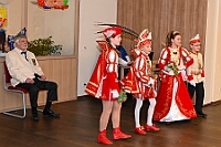 02 SeniorenStClemens 2025-02 20 04  Tour-Tag, 20. Februar - Zum ersten mal besuchte eine Kinderprinzencrew die Karnevalsfeier der Wohnungsgenossenschaft DU Süd in Neudorf in der Andersenstraße. Von dort ging es dann zum Caritas-Altenheim St. Clemens, in Kaßlerfeld. Seniorenkarneval von der KG Königreich-Duissern. Die dritte Station war dann der Pfarrkarneval der Ev. Gemeinde am Vogelsangplatz. Zum ersten mal besuchte eine Kinderprinzencrew die Karnevalsfeier der Wohnungsgenossenschaft DU Süd in Neudorf in der Andersenstraße. Von dort ging es dann zum Caritas-Altenheim St. Clemens, in Kaßlerfeld. Seniorenkarneval von der KG Königreich-Duissern. Die dritte Station war dann der Pfarrkarneval der Ev. Gemeinde am Vogelsangplatz. : DVPJ, Holger II, Kinderprinz Phil II., Prinzessin, Mia I., Prinzessin Mia I., HDK, Duisburg, Karneval, Helau, Tollität, Event, Session 2024, Session 2025, Hauptausschuss, Gemeinschaft, Hauptausschuss Karneval Duisburg, Duisburg ist echt