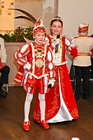 02 SeniorenStClemens 2025-02 20 09  Tour-Tag, 20. Februar - Zum ersten mal besuchte eine Kinderprinzencrew die Karnevalsfeier der Wohnungsgenossenschaft DU Süd in Neudorf in der Andersenstraße. Von dort ging es dann zum Caritas-Altenheim St. Clemens, in Kaßlerfeld. Seniorenkarneval von der KG Königreich-Duissern. Die dritte Station war dann der Pfarrkarneval der Ev. Gemeinde am Vogelsangplatz. Zum ersten mal besuchte eine Kinderprinzencrew die Karnevalsfeier der Wohnungsgenossenschaft DU Süd in Neudorf in der Andersenstraße. Von dort ging es dann zum Caritas-Altenheim St. Clemens, in Kaßlerfeld. Seniorenkarneval von der KG Königreich-Duissern. Die dritte Station war dann der Pfarrkarneval der Ev. Gemeinde am Vogelsangplatz. : DVPJ, Holger II, Kinderprinz Phil II., Prinzessin, Mia I., Prinzessin Mia I., HDK, Duisburg, Karneval, Helau, Tollität, Event, Session 2024, Session 2025, Hauptausschuss, Gemeinschaft, Hauptausschuss Karneval Duisburg, Duisburg ist echt