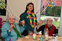 02 SeniorenStClemens 2025-02 20 14  Tour-Tag, 20. Februar - Zum ersten mal besuchte eine Kinderprinzencrew die Karnevalsfeier der Wohnungsgenossenschaft DU Süd in Neudorf in der Andersenstraße. Von dort ging es dann zum Caritas-Altenheim St. Clemens, in Kaßlerfeld. Seniorenkarneval von der KG Königreich-Duissern. Die dritte Station war dann der Pfarrkarneval der Ev. Gemeinde am Vogelsangplatz. Zum ersten mal besuchte eine Kinderprinzencrew die Karnevalsfeier der Wohnungsgenossenschaft DU Süd in Neudorf in der Andersenstraße. Von dort ging es dann zum Caritas-Altenheim St. Clemens, in Kaßlerfeld. Seniorenkarneval von der KG Königreich-Duissern. Die dritte Station war dann der Pfarrkarneval der Ev. Gemeinde am Vogelsangplatz. : DVPJ, Holger II, Kinderprinz Phil II., Prinzessin, Mia I., Prinzessin Mia I., HDK, Duisburg, Karneval, Helau, Tollität, Event, Session 2024, Session 2025, Hauptausschuss, Gemeinschaft, Hauptausschuss Karneval Duisburg, Duisburg ist echt
