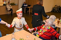 02 SeniorenStClemens 2025-02 20 16  Tour-Tag, 20. Februar - Zum ersten mal besuchte eine Kinderprinzencrew die Karnevalsfeier der Wohnungsgenossenschaft DU Süd in Neudorf in der Andersenstraße. Von dort ging es dann zum Caritas-Altenheim St. Clemens, in Kaßlerfeld. Seniorenkarneval von der KG Königreich-Duissern. Die dritte Station war dann der Pfarrkarneval der Ev. Gemeinde am Vogelsangplatz. Zum ersten mal besuchte eine Kinderprinzencrew die Karnevalsfeier der Wohnungsgenossenschaft DU Süd in Neudorf in der Andersenstraße. Von dort ging es dann zum Caritas-Altenheim St. Clemens, in Kaßlerfeld. Seniorenkarneval von der KG Königreich-Duissern. Die dritte Station war dann der Pfarrkarneval der Ev. Gemeinde am Vogelsangplatz. : DVPJ, Holger II, Kinderprinz Phil II., Prinzessin, Mia I., Prinzessin Mia I., HDK, Duisburg, Karneval, Helau, Tollität, Event, Session 2024, Session 2025, Hauptausschuss, Gemeinschaft, Hauptausschuss Karneval Duisburg, Duisburg ist echt