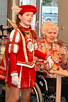 02 SeniorenStClemens 2025-02 20 17  Tour-Tag, 20. Februar - Zum ersten mal besuchte eine Kinderprinzencrew die Karnevalsfeier der Wohnungsgenossenschaft DU Süd in Neudorf in der Andersenstraße. Von dort ging es dann zum Caritas-Altenheim St. Clemens, in Kaßlerfeld. Seniorenkarneval von der KG Königreich-Duissern. Die dritte Station war dann der Pfarrkarneval der Ev. Gemeinde am Vogelsangplatz. Zum ersten mal besuchte eine Kinderprinzencrew die Karnevalsfeier der Wohnungsgenossenschaft DU Süd in Neudorf in der Andersenstraße. Von dort ging es dann zum Caritas-Altenheim St. Clemens, in Kaßlerfeld. Seniorenkarneval von der KG Königreich-Duissern. Die dritte Station war dann der Pfarrkarneval der Ev. Gemeinde am Vogelsangplatz. : DVPJ, Holger II, Kinderprinz Phil II., Prinzessin, Mia I., Prinzessin Mia I., HDK, Duisburg, Karneval, Helau, Tollität, Event, Session 2024, Session 2025, Hauptausschuss, Gemeinschaft, Hauptausschuss Karneval Duisburg, Duisburg ist echt