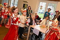 02 SeniorenStClemens 2025-02 20 18  Tour-Tag, 20. Februar - Zum ersten mal besuchte eine Kinderprinzencrew die Karnevalsfeier der Wohnungsgenossenschaft DU Süd in Neudorf in der Andersenstraße. Von dort ging es dann zum Caritas-Altenheim St. Clemens, in Kaßlerfeld. Seniorenkarneval von der KG Königreich-Duissern. Die dritte Station war dann der Pfarrkarneval der Ev. Gemeinde am Vogelsangplatz. Zum ersten mal besuchte eine Kinderprinzencrew die Karnevalsfeier der Wohnungsgenossenschaft DU Süd in Neudorf in der Andersenstraße. Von dort ging es dann zum Caritas-Altenheim St. Clemens, in Kaßlerfeld. Seniorenkarneval von der KG Königreich-Duissern. Die dritte Station war dann der Pfarrkarneval der Ev. Gemeinde am Vogelsangplatz. : DVPJ, Holger II, Kinderprinz Phil II., Prinzessin, Mia I., Prinzessin Mia I., HDK, Duisburg, Karneval, Helau, Tollität, Event, Session 2024, Session 2025, Hauptausschuss, Gemeinschaft, Hauptausschuss Karneval Duisburg, Duisburg ist echt