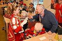 02 SeniorenStClemens 2025-02 20 20  Tour-Tag, 20. Februar - Zum ersten mal besuchte eine Kinderprinzencrew die Karnevalsfeier der Wohnungsgenossenschaft DU Süd in Neudorf in der Andersenstraße. Von dort ging es dann zum Caritas-Altenheim St. Clemens, in Kaßlerfeld. Seniorenkarneval von der KG Königreich-Duissern. Die dritte Station war dann der Pfarrkarneval der Ev. Gemeinde am Vogelsangplatz. Zum ersten mal besuchte eine Kinderprinzencrew die Karnevalsfeier der Wohnungsgenossenschaft DU Süd in Neudorf in der Andersenstraße. Von dort ging es dann zum Caritas-Altenheim St. Clemens, in Kaßlerfeld. Seniorenkarneval von der KG Königreich-Duissern. Die dritte Station war dann der Pfarrkarneval der Ev. Gemeinde am Vogelsangplatz. : DVPJ, Holger II, Kinderprinz Phil II., Prinzessin, Mia I., Prinzessin Mia I., HDK, Duisburg, Karneval, Helau, Tollität, Event, Session 2024, Session 2025, Hauptausschuss, Gemeinschaft, Hauptausschuss Karneval Duisburg, Duisburg ist echt