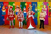 03 PfarrkVogelsng 2025-02 20 09  Tour-Tag, 20. Februar - Zum ersten mal besuchte eine Kinderprinzencrew die Karnevalsfeier der Wohnungsgenossenschaft DU Süd in Neudorf in der Andersenstraße. Von dort ging es dann zum Caritas-Altenheim St. Clemens, in Kaßlerfeld. Seniorenkarneval von der KG Königreich-Duissern. Die dritte Station war dann der Pfarrkarneval der Ev. Gemeinde am Vogelsangplatz. Zum ersten mal besuchte eine Kinderprinzencrew die Karnevalsfeier der Wohnungsgenossenschaft DU Süd in Neudorf in der Andersenstraße. Von dort ging es dann zum Caritas-Altenheim St. Clemens, in Kaßlerfeld. Seniorenkarneval von der KG Königreich-Duissern. Die dritte Station war dann der Pfarrkarneval der Ev. Gemeinde am Vogelsangplatz. : DVPJ, Holger II, Kinderprinz Phil II., Prinzessin, Mia I., Prinzessin Mia I., HDK, Duisburg, Karneval, Helau, Tollität, Event, Session 2024, Session 2025, Hauptausschuss, Gemeinschaft, Hauptausschuss Karneval Duisburg, Duisburg ist echt