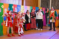 03 PfarrkVogelsng 2025-02 20 29  Tour-Tag, 20. Februar - Zum ersten mal besuchte eine Kinderprinzencrew die Karnevalsfeier der Wohnungsgenossenschaft DU Süd in Neudorf in der Andersenstraße. Von dort ging es dann zum Caritas-Altenheim St. Clemens, in Kaßlerfeld. Seniorenkarneval von der KG Königreich-Duissern. Die dritte Station war dann der Pfarrkarneval der Ev. Gemeinde am Vogelsangplatz. Zum ersten mal besuchte eine Kinderprinzencrew die Karnevalsfeier der Wohnungsgenossenschaft DU Süd in Neudorf in der Andersenstraße. Von dort ging es dann zum Caritas-Altenheim St. Clemens, in Kaßlerfeld. Seniorenkarneval von der KG Königreich-Duissern. Die dritte Station war dann der Pfarrkarneval der Ev. Gemeinde am Vogelsangplatz. : DVPJ, Holger II, Kinderprinz Phil II., Prinzessin, Mia I., Prinzessin Mia I., HDK, Duisburg, Karneval, Helau, Tollität, Event, Session 2024, Session 2025, Hauptausschuss, Gemeinschaft, Hauptausschuss Karneval Duisburg, Duisburg ist echt