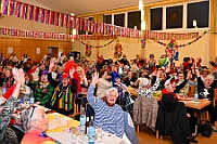 03 PfarrkVogelsng 2025-02 20 31  Tour-Tag, 20. Februar - Zum ersten mal besuchte eine Kinderprinzencrew die Karnevalsfeier der Wohnungsgenossenschaft DU Süd in Neudorf in der Andersenstraße. Von dort ging es dann zum Caritas-Altenheim St. Clemens, in Kaßlerfeld. Seniorenkarneval von der KG Königreich-Duissern. Die dritte Station war dann der Pfarrkarneval der Ev. Gemeinde am Vogelsangplatz. Zum ersten mal besuchte eine Kinderprinzencrew die Karnevalsfeier der Wohnungsgenossenschaft DU Süd in Neudorf in der Andersenstraße. Von dort ging es dann zum Caritas-Altenheim St. Clemens, in Kaßlerfeld. Seniorenkarneval von der KG Königreich-Duissern. Die dritte Station war dann der Pfarrkarneval der Ev. Gemeinde am Vogelsangplatz. : DVPJ, Holger II, Kinderprinz Phil II., Prinzessin, Mia I., Prinzessin Mia I., HDK, Duisburg, Karneval, Helau, Tollität, Event, Session 2024, Session 2025, Hauptausschuss, Gemeinschaft, Hauptausschuss Karneval Duisburg, Duisburg ist echt