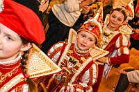 03 PfarrkVogelsng 2025-02 20 33  Tour-Tag, 20. Februar - Zum ersten mal besuchte eine Kinderprinzencrew die Karnevalsfeier der Wohnungsgenossenschaft DU Süd in Neudorf in der Andersenstraße. Von dort ging es dann zum Caritas-Altenheim St. Clemens, in Kaßlerfeld. Seniorenkarneval von der KG Königreich-Duissern. Die dritte Station war dann der Pfarrkarneval der Ev. Gemeinde am Vogelsangplatz. Zum ersten mal besuchte eine Kinderprinzencrew die Karnevalsfeier der Wohnungsgenossenschaft DU Süd in Neudorf in der Andersenstraße. Von dort ging es dann zum Caritas-Altenheim St. Clemens, in Kaßlerfeld. Seniorenkarneval von der KG Königreich-Duissern. Die dritte Station war dann der Pfarrkarneval der Ev. Gemeinde am Vogelsangplatz. : DVPJ, Holger II, Kinderprinz Phil II., Prinzessin, Mia I., Prinzessin Mia I., HDK, Duisburg, Karneval, Helau, Tollität, Event, Session 2024, Session 2025, Hauptausschuss, Gemeinschaft, Hauptausschuss Karneval Duisburg, Duisburg ist echt