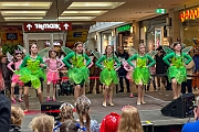 01 KinderkFORUM MH 2025-02-22 01  Samstag-Tour, 22. Februar - „Helau im Forum Mülheim – es wird bunt!“ hieß es am Samstag Vormittag bei Kinderkarnevalsfest im FORUM in Mülheim. Danach ging es zum Seniorenkarneval im „HEWAG Seniorenstift“ an der Karl-Lehr-Straße, Gastgeber die Stadtgarde Rot-Weiss. Danach wurde es sportlich. Wir waren Gäste beim Spiel der Handballherrn II des OSC an der Krefelderstraße. Der OSC gewann mit 39:23. Dann wurde es festlich, „Bürger-Gala“ der Bürgergarde Duisburg, Premiere im WYNDHAM Hotel Duisburger Hof. Danach zum Heimspiel für Prinz und Hofmarschall. Kostümfest der KG Königreich Duissern. Wir wurden dort umjubelnt empfangen. : DVPJ, Holger II, Kinderprinz Phil II., Prinzessin, Mia I., Prinzessin Mia I., HDK, Duisburg, Karneval, Helau, Tollität, Event, Session 2024, Session 2025, Hauptausschuss, Gemeinschaft, Hauptausschuss Karneval Duisburg, Duisburg ist echt