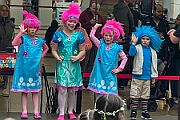 01 KinderkFORUM MH 2025-02-22 08  Samstag-Tour, 22. Februar - „Helau im Forum Mülheim – es wird bunt!“ hieß es am Samstag Vormittag bei Kinderkarnevalsfest im FORUM in Mülheim. Danach ging es zum Seniorenkarneval im „HEWAG Seniorenstift“ an der Karl-Lehr-Straße, Gastgeber die Stadtgarde Rot-Weiss. Danach wurde es sportlich. Wir waren Gäste beim Spiel der Handballherrn II des OSC an der Krefelderstraße. Der OSC gewann mit 39:23. Dann wurde es festlich, „Bürger-Gala“ der Bürgergarde Duisburg, Premiere im WYNDHAM Hotel Duisburger Hof. Danach zum Heimspiel für Prinz und Hofmarschall. Kostümfest der KG Königreich Duissern. Wir wurden dort umjubelnt empfangen. : DVPJ, Holger II, Kinderprinz Phil II., Prinzessin, Mia I., Prinzessin Mia I., HDK, Duisburg, Karneval, Helau, Tollität, Event, Session 2024, Session 2025, Hauptausschuss, Gemeinschaft, Hauptausschuss Karneval Duisburg, Duisburg ist echt