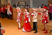 02 SeniorenkHEDWIG 2025-02-22 07  Samstag-Tour, 22. Februar - „Helau im Forum Mülheim – es wird bunt!“ hieß es am Samstag Vormittag bei Kinderkarnevalsfest im FORUM in Mülheim. Danach ging es zum Seniorenkarneval im „HEWAG Seniorenstift“ an der Karl-Lehr-Straße, Gastgeber die Stadtgarde Rot-Weiss. Danach wurde es sportlich. Wir waren Gäste beim Spiel der Handballherrn II des OSC an der Krefelderstraße. Der OSC gewann mit 39:23. Dann wurde es festlich, „Bürger-Gala“ der Bürgergarde Duisburg, Premiere im WYNDHAM Hotel Duisburger Hof. Danach zum Heimspiel für Prinz und Hofmarschall. Kostümfest der KG Königreich Duissern. Wir wurden dort umjubelnt empfangen. : DVPJ, Holger II, Kinderprinz Phil II., Prinzessin, Mia I., Prinzessin Mia I., HDK, Duisburg, Karneval, Helau, Tollität, Event, Session 2024, Session 2025, Hauptausschuss, Gemeinschaft, Hauptausschuss Karneval Duisburg, Duisburg ist echt