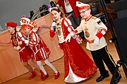 02 SeniorenkHEDWIG 2025-02-22 10  Samstag-Tour, 22. Februar - „Helau im Forum Mülheim – es wird bunt!“ hieß es am Samstag Vormittag bei Kinderkarnevalsfest im FORUM in Mülheim. Danach ging es zum Seniorenkarneval im „HEWAG Seniorenstift“ an der Karl-Lehr-Straße, Gastgeber die Stadtgarde Rot-Weiss. Danach wurde es sportlich. Wir waren Gäste beim Spiel der Handballherrn II des OSC an der Krefelderstraße. Der OSC gewann mit 39:23. Dann wurde es festlich, „Bürger-Gala“ der Bürgergarde Duisburg, Premiere im WYNDHAM Hotel Duisburger Hof. Danach zum Heimspiel für Prinz und Hofmarschall. Kostümfest der KG Königreich Duissern. Wir wurden dort umjubelnt empfangen. : DVPJ, Holger II, Kinderprinz Phil II., Prinzessin, Mia I., Prinzessin Mia I., HDK, Duisburg, Karneval, Helau, Tollität, Event, Session 2024, Session 2025, Hauptausschuss, Gemeinschaft, Hauptausschuss Karneval Duisburg, Duisburg ist echt