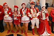02 SeniorenkHEDWIG 2025-02-22 12  Samstag-Tour, 22. Februar - „Helau im Forum Mülheim – es wird bunt!“ hieß es am Samstag Vormittag bei Kinderkarnevalsfest im FORUM in Mülheim. Danach ging es zum Seniorenkarneval im „HEWAG Seniorenstift“ an der Karl-Lehr-Straße, Gastgeber die Stadtgarde Rot-Weiss. Danach wurde es sportlich. Wir waren Gäste beim Spiel der Handballherrn II des OSC an der Krefelderstraße. Der OSC gewann mit 39:23. Dann wurde es festlich, „Bürger-Gala“ der Bürgergarde Duisburg, Premiere im WYNDHAM Hotel Duisburger Hof. Danach zum Heimspiel für Prinz und Hofmarschall. Kostümfest der KG Königreich Duissern. Wir wurden dort umjubelnt empfangen. : DVPJ, Holger II, Kinderprinz Phil II., Prinzessin, Mia I., Prinzessin Mia I., HDK, Duisburg, Karneval, Helau, Tollität, Event, Session 2024, Session 2025, Hauptausschuss, Gemeinschaft, Hauptausschuss Karneval Duisburg, Duisburg ist echt