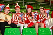 03 OSC Rheih 2025-02-22 06  Samstag-Tour, 22. Februar - „Helau im Forum Mülheim – es wird bunt!“ hieß es am Samstag Vormittag bei Kinderkarnevalsfest im FORUM in Mülheim. Danach ging es zum Seniorenkarneval im „HEWAG Seniorenstift“ an der Karl-Lehr-Straße, Gastgeber die Stadtgarde Rot-Weiss. Danach wurde es sportlich. Wir waren Gäste beim Spiel der Handballherrn II des OSC an der Krefelderstraße. Der OSC gewann mit 39:23. Dann wurde es festlich, „Bürger-Gala“ der Bürgergarde Duisburg, Premiere im WYNDHAM Hotel Duisburger Hof. Danach zum Heimspiel für Prinz und Hofmarschall. Kostümfest der KG Königreich Duissern. Wir wurden dort umjubelnt empfangen. : DVPJ, Holger II, Kinderprinz Phil II., Prinzessin, Mia I., Prinzessin Mia I., HDK, Duisburg, Karneval, Helau, Tollität, Event, Session 2024, Session 2025, Hauptausschuss, Gemeinschaft, Hauptausschuss Karneval Duisburg, Duisburg ist echt