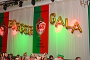 04 BuergerGala 2025-02-22 01  Samstag-Tour, 22. Februar - „Helau im Forum Mülheim – es wird bunt!“ hieß es am Samstag Vormittag bei Kinderkarnevalsfest im FORUM in Mülheim. Danach ging es zum Seniorenkarneval im „HEWAG Seniorenstift“ an der Karl-Lehr-Straße, Gastgeber die Stadtgarde Rot-Weiss. Danach wurde es sportlich. Wir waren Gäste beim Spiel der Handballherrn II des OSC an der Krefelderstraße. Der OSC gewann mit 39:23. Dann wurde es festlich, „Bürger-Gala“ der Bürgergarde Duisburg, Premiere im WYNDHAM Hotel Duisburger Hof. Danach zum Heimspiel für Prinz und Hofmarschall. Kostümfest der KG Königreich Duissern. Wir wurden dort umjubelnt empfangen. : DVPJ, Holger II, Kinderprinz Phil II., Prinzessin, Mia I., Prinzessin Mia I., HDK, Duisburg, Karneval, Helau, Tollität, Event, Session 2024, Session 2025, Hauptausschuss, Gemeinschaft, Hauptausschuss Karneval Duisburg, Duisburg ist echt