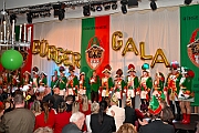 04 BuergerGala 2025-02-22 07  Samstag-Tour, 22. Februar - „Helau im Forum Mülheim – es wird bunt!“ hieß es am Samstag Vormittag bei Kinderkarnevalsfest im FORUM in Mülheim. Danach ging es zum Seniorenkarneval im „HEWAG Seniorenstift“ an der Karl-Lehr-Straße, Gastgeber die Stadtgarde Rot-Weiss. Danach wurde es sportlich. Wir waren Gäste beim Spiel der Handballherrn II des OSC an der Krefelderstraße. Der OSC gewann mit 39:23. Dann wurde es festlich, „Bürger-Gala“ der Bürgergarde Duisburg, Premiere im WYNDHAM Hotel Duisburger Hof. Danach zum Heimspiel für Prinz und Hofmarschall. Kostümfest der KG Königreich Duissern. Wir wurden dort umjubelnt empfangen. : DVPJ, Holger II, Kinderprinz Phil II., Prinzessin, Mia I., Prinzessin Mia I., HDK, Duisburg, Karneval, Helau, Tollität, Event, Session 2024, Session 2025, Hauptausschuss, Gemeinschaft, Hauptausschuss Karneval Duisburg, Duisburg ist echt