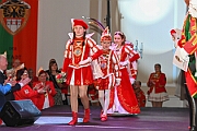 04 BuergerGala 2025-02-22 12  Samstag-Tour, 22. Februar - „Helau im Forum Mülheim – es wird bunt!“ hieß es am Samstag Vormittag bei Kinderkarnevalsfest im FORUM in Mülheim. Danach ging es zum Seniorenkarneval im „HEWAG Seniorenstift“ an der Karl-Lehr-Straße, Gastgeber die Stadtgarde Rot-Weiss. Danach wurde es sportlich. Wir waren Gäste beim Spiel der Handballherrn II des OSC an der Krefelderstraße. Der OSC gewann mit 39:23. Dann wurde es festlich, „Bürger-Gala“ der Bürgergarde Duisburg, Premiere im WYNDHAM Hotel Duisburger Hof. Danach zum Heimspiel für Prinz und Hofmarschall. Kostümfest der KG Königreich Duissern. Wir wurden dort umjubelnt empfangen. : DVPJ, Holger II, Kinderprinz Phil II., Prinzessin, Mia I., Prinzessin Mia I., HDK, Duisburg, Karneval, Helau, Tollität, Event, Session 2024, Session 2025, Hauptausschuss, Gemeinschaft, Hauptausschuss Karneval Duisburg, Duisburg ist echt