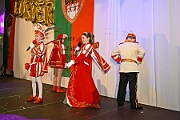 04 BuergerGala 2025-02-22 14  Samstag-Tour, 22. Februar - „Helau im Forum Mülheim – es wird bunt!“ hieß es am Samstag Vormittag bei Kinderkarnevalsfest im FORUM in Mülheim. Danach ging es zum Seniorenkarneval im „HEWAG Seniorenstift“ an der Karl-Lehr-Straße, Gastgeber die Stadtgarde Rot-Weiss. Danach wurde es sportlich. Wir waren Gäste beim Spiel der Handballherrn II des OSC an der Krefelderstraße. Der OSC gewann mit 39:23. Dann wurde es festlich, „Bürger-Gala“ der Bürgergarde Duisburg, Premiere im WYNDHAM Hotel Duisburger Hof. Danach zum Heimspiel für Prinz und Hofmarschall. Kostümfest der KG Königreich Duissern. Wir wurden dort umjubelnt empfangen. : DVPJ, Holger II, Kinderprinz Phil II., Prinzessin, Mia I., Prinzessin Mia I., HDK, Duisburg, Karneval, Helau, Tollität, Event, Session 2024, Session 2025, Hauptausschuss, Gemeinschaft, Hauptausschuss Karneval Duisburg, Duisburg ist echt