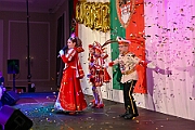 04 BuergerGala 2025-02-22 20  Samstag-Tour, 22. Februar - „Helau im Forum Mülheim – es wird bunt!“ hieß es am Samstag Vormittag bei Kinderkarnevalsfest im FORUM in Mülheim. Danach ging es zum Seniorenkarneval im „HEWAG Seniorenstift“ an der Karl-Lehr-Straße, Gastgeber die Stadtgarde Rot-Weiss. Danach wurde es sportlich. Wir waren Gäste beim Spiel der Handballherrn II des OSC an der Krefelderstraße. Der OSC gewann mit 39:23. Dann wurde es festlich, „Bürger-Gala“ der Bürgergarde Duisburg, Premiere im WYNDHAM Hotel Duisburger Hof. Danach zum Heimspiel für Prinz und Hofmarschall. Kostümfest der KG Königreich Duissern. Wir wurden dort umjubelnt empfangen. : DVPJ, Holger II, Kinderprinz Phil II., Prinzessin, Mia I., Prinzessin Mia I., HDK, Duisburg, Karneval, Helau, Tollität, Event, Session 2024, Session 2025, Hauptausschuss, Gemeinschaft, Hauptausschuss Karneval Duisburg, Duisburg ist echt