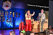 05 KustuemfKGKoenigDuissern 2025-02-22 01  Samstag-Tour, 22. Februar - „Helau im Forum Mülheim – es wird bunt!“ hieß es am Samstag Vormittag bei Kinderkarnevalsfest im FORUM in Mülheim. Danach ging es zum Seniorenkarneval im „HEWAG Seniorenstift“ an der Karl-Lehr-Straße, Gastgeber die Stadtgarde Rot-Weiss. Danach wurde es sportlich. Wir waren Gäste beim Spiel der Handballherrn II des OSC an der Krefelderstraße. Der OSC gewann mit 39:23. Dann wurde es festlich, „Bürger-Gala“ der Bürgergarde Duisburg, Premiere im WYNDHAM Hotel Duisburger Hof. Danach zum Heimspiel für Prinz und Hofmarschall. Kostümfest der KG Königreich Duissern. Wir wurden dort umjubelnt empfangen. : DVPJ, Holger II, Kinderprinz Phil II., Prinzessin, Mia I., Prinzessin Mia I., HDK, Duisburg, Karneval, Helau, Tollität, Event, Session 2024, Session 2025, Hauptausschuss, Gemeinschaft, Hauptausschuss Karneval Duisburg, Duisburg ist echt