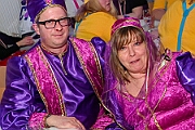 05 KustuemfKGKoenigDuissern 2025-02-22 03  Samstag-Tour, 22. Februar - „Helau im Forum Mülheim – es wird bunt!“ hieß es am Samstag Vormittag bei Kinderkarnevalsfest im FORUM in Mülheim. Danach ging es zum Seniorenkarneval im „HEWAG Seniorenstift“ an der Karl-Lehr-Straße, Gastgeber die Stadtgarde Rot-Weiss. Danach wurde es sportlich. Wir waren Gäste beim Spiel der Handballherrn II des OSC an der Krefelderstraße. Der OSC gewann mit 39:23. Dann wurde es festlich, „Bürger-Gala“ der Bürgergarde Duisburg, Premiere im WYNDHAM Hotel Duisburger Hof. Danach zum Heimspiel für Prinz und Hofmarschall. Kostümfest der KG Königreich Duissern. Wir wurden dort umjubelnt empfangen. : DVPJ, Holger II, Kinderprinz Phil II., Prinzessin, Mia I., Prinzessin Mia I., HDK, Duisburg, Karneval, Helau, Tollität, Event, Session 2024, Session 2025, Hauptausschuss, Gemeinschaft, Hauptausschuss Karneval Duisburg, Duisburg ist echt