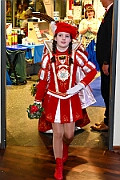 05 KustuemfKGKoenigDuissern 2025-02-22 04  Samstag-Tour, 22. Februar - „Helau im Forum Mülheim – es wird bunt!“ hieß es am Samstag Vormittag bei Kinderkarnevalsfest im FORUM in Mülheim. Danach ging es zum Seniorenkarneval im „HEWAG Seniorenstift“ an der Karl-Lehr-Straße, Gastgeber die Stadtgarde Rot-Weiss. Danach wurde es sportlich. Wir waren Gäste beim Spiel der Handballherrn II des OSC an der Krefelderstraße. Der OSC gewann mit 39:23. Dann wurde es festlich, „Bürger-Gala“ der Bürgergarde Duisburg, Premiere im WYNDHAM Hotel Duisburger Hof. Danach zum Heimspiel für Prinz und Hofmarschall. Kostümfest der KG Königreich Duissern. Wir wurden dort umjubelnt empfangen. : DVPJ, Holger II, Kinderprinz Phil II., Prinzessin, Mia I., Prinzessin Mia I., HDK, Duisburg, Karneval, Helau, Tollität, Event, Session 2024, Session 2025, Hauptausschuss, Gemeinschaft, Hauptausschuss Karneval Duisburg, Duisburg ist echt