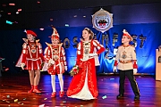 05 KustuemfKGKoenigDuissern 2025-02-22 05  Samstag-Tour, 22. Februar - „Helau im Forum Mülheim – es wird bunt!“ hieß es am Samstag Vormittag bei Kinderkarnevalsfest im FORUM in Mülheim. Danach ging es zum Seniorenkarneval im „HEWAG Seniorenstift“ an der Karl-Lehr-Straße, Gastgeber die Stadtgarde Rot-Weiss. Danach wurde es sportlich. Wir waren Gäste beim Spiel der Handballherrn II des OSC an der Krefelderstraße. Der OSC gewann mit 39:23. Dann wurde es festlich, „Bürger-Gala“ der Bürgergarde Duisburg, Premiere im WYNDHAM Hotel Duisburger Hof. Danach zum Heimspiel für Prinz und Hofmarschall. Kostümfest der KG Königreich Duissern. Wir wurden dort umjubelnt empfangen. : DVPJ, Holger II, Kinderprinz Phil II., Prinzessin, Mia I., Prinzessin Mia I., HDK, Duisburg, Karneval, Helau, Tollität, Event, Session 2024, Session 2025, Hauptausschuss, Gemeinschaft, Hauptausschuss Karneval Duisburg, Duisburg ist echt