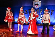 05 KustuemfKGKoenigDuissern 2025-02-22 06  Samstag-Tour, 22. Februar - „Helau im Forum Mülheim – es wird bunt!“ hieß es am Samstag Vormittag bei Kinderkarnevalsfest im FORUM in Mülheim. Danach ging es zum Seniorenkarneval im „HEWAG Seniorenstift“ an der Karl-Lehr-Straße, Gastgeber die Stadtgarde Rot-Weiss. Danach wurde es sportlich. Wir waren Gäste beim Spiel der Handballherrn II des OSC an der Krefelderstraße. Der OSC gewann mit 39:23. Dann wurde es festlich, „Bürger-Gala“ der Bürgergarde Duisburg, Premiere im WYNDHAM Hotel Duisburger Hof. Danach zum Heimspiel für Prinz und Hofmarschall. Kostümfest der KG Königreich Duissern. Wir wurden dort umjubelnt empfangen. : DVPJ, Holger II, Kinderprinz Phil II., Prinzessin, Mia I., Prinzessin Mia I., HDK, Duisburg, Karneval, Helau, Tollität, Event, Session 2024, Session 2025, Hauptausschuss, Gemeinschaft, Hauptausschuss Karneval Duisburg, Duisburg ist echt