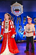 05 KustuemfKGKoenigDuissern 2025-02-22 07  Samstag-Tour, 22. Februar - „Helau im Forum Mülheim – es wird bunt!“ hieß es am Samstag Vormittag bei Kinderkarnevalsfest im FORUM in Mülheim. Danach ging es zum Seniorenkarneval im „HEWAG Seniorenstift“ an der Karl-Lehr-Straße, Gastgeber die Stadtgarde Rot-Weiss. Danach wurde es sportlich. Wir waren Gäste beim Spiel der Handballherrn II des OSC an der Krefelderstraße. Der OSC gewann mit 39:23. Dann wurde es festlich, „Bürger-Gala“ der Bürgergarde Duisburg, Premiere im WYNDHAM Hotel Duisburger Hof. Danach zum Heimspiel für Prinz und Hofmarschall. Kostümfest der KG Königreich Duissern. Wir wurden dort umjubelnt empfangen. : DVPJ, Holger II, Kinderprinz Phil II., Prinzessin, Mia I., Prinzessin Mia I., HDK, Duisburg, Karneval, Helau, Tollität, Event, Session 2024, Session 2025, Hauptausschuss, Gemeinschaft, Hauptausschuss Karneval Duisburg, Duisburg ist echt
