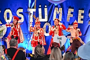 05 KustuemfKGKoenigDuissern 2025-02-22 08  Samstag-Tour, 22. Februar - „Helau im Forum Mülheim – es wird bunt!“ hieß es am Samstag Vormittag bei Kinderkarnevalsfest im FORUM in Mülheim. Danach ging es zum Seniorenkarneval im „HEWAG Seniorenstift“ an der Karl-Lehr-Straße, Gastgeber die Stadtgarde Rot-Weiss. Danach wurde es sportlich. Wir waren Gäste beim Spiel der Handballherrn II des OSC an der Krefelderstraße. Der OSC gewann mit 39:23. Dann wurde es festlich, „Bürger-Gala“ der Bürgergarde Duisburg, Premiere im WYNDHAM Hotel Duisburger Hof. Danach zum Heimspiel für Prinz und Hofmarschall. Kostümfest der KG Königreich Duissern. Wir wurden dort umjubelnt empfangen. : DVPJ, Holger II, Kinderprinz Phil II., Prinzessin, Mia I., Prinzessin Mia I., HDK, Duisburg, Karneval, Helau, Tollität, Event, Session 2024, Session 2025, Hauptausschuss, Gemeinschaft, Hauptausschuss Karneval Duisburg, Duisburg ist echt