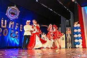 05 KustuemfKGKoenigDuissern 2025-02-22 10  Samstag-Tour, 22. Februar - „Helau im Forum Mülheim – es wird bunt!“ hieß es am Samstag Vormittag bei Kinderkarnevalsfest im FORUM in Mülheim. Danach ging es zum Seniorenkarneval im „HEWAG Seniorenstift“ an der Karl-Lehr-Straße, Gastgeber die Stadtgarde Rot-Weiss. Danach wurde es sportlich. Wir waren Gäste beim Spiel der Handballherrn II des OSC an der Krefelderstraße. Der OSC gewann mit 39:23. Dann wurde es festlich, „Bürger-Gala“ der Bürgergarde Duisburg, Premiere im WYNDHAM Hotel Duisburger Hof. Danach zum Heimspiel für Prinz und Hofmarschall. Kostümfest der KG Königreich Duissern. Wir wurden dort umjubelnt empfangen. : DVPJ, Holger II, Kinderprinz Phil II., Prinzessin, Mia I., Prinzessin Mia I., HDK, Duisburg, Karneval, Helau, Tollität, Event, Session 2024, Session 2025, Hauptausschuss, Gemeinschaft, Hauptausschuss Karneval Duisburg, Duisburg ist echt