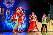 05 KustuemfKGKoenigDuissern 2025-02-22 12  Samstag-Tour, 22. Februar - „Helau im Forum Mülheim – es wird bunt!“ hieß es am Samstag Vormittag bei Kinderkarnevalsfest im FORUM in Mülheim. Danach ging es zum Seniorenkarneval im „HEWAG Seniorenstift“ an der Karl-Lehr-Straße, Gastgeber die Stadtgarde Rot-Weiss. Danach wurde es sportlich. Wir waren Gäste beim Spiel der Handballherrn II des OSC an der Krefelderstraße. Der OSC gewann mit 39:23. Dann wurde es festlich, „Bürger-Gala“ der Bürgergarde Duisburg, Premiere im WYNDHAM Hotel Duisburger Hof. Danach zum Heimspiel für Prinz und Hofmarschall. Kostümfest der KG Königreich Duissern. Wir wurden dort umjubelnt empfangen. : DVPJ, Holger II, Kinderprinz Phil II., Prinzessin, Mia I., Prinzessin Mia I., HDK, Duisburg, Karneval, Helau, Tollität, Event, Session 2024, Session 2025, Hauptausschuss, Gemeinschaft, Hauptausschuss Karneval Duisburg, Duisburg ist echt