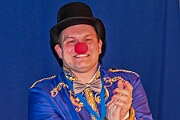 05 KustuemfKGKoenigDuissern 2025-02-22 15  Samstag-Tour, 22. Februar - „Helau im Forum Mülheim – es wird bunt!“ hieß es am Samstag Vormittag bei Kinderkarnevalsfest im FORUM in Mülheim. Danach ging es zum Seniorenkarneval im „HEWAG Seniorenstift“ an der Karl-Lehr-Straße, Gastgeber die Stadtgarde Rot-Weiss. Danach wurde es sportlich. Wir waren Gäste beim Spiel der Handballherrn II des OSC an der Krefelderstraße. Der OSC gewann mit 39:23. Dann wurde es festlich, „Bürger-Gala“ der Bürgergarde Duisburg, Premiere im WYNDHAM Hotel Duisburger Hof. Danach zum Heimspiel für Prinz und Hofmarschall. Kostümfest der KG Königreich Duissern. Wir wurden dort umjubelnt empfangen. : DVPJ, Holger II, Kinderprinz Phil II., Prinzessin, Mia I., Prinzessin Mia I., HDK, Duisburg, Karneval, Helau, Tollität, Event, Session 2024, Session 2025, Hauptausschuss, Gemeinschaft, Hauptausschuss Karneval Duisburg, Duisburg ist echt