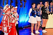 05 KustuemfKGKoenigDuissern 2025-02-22 19  Samstag-Tour, 22. Februar - „Helau im Forum Mülheim – es wird bunt!“ hieß es am Samstag Vormittag bei Kinderkarnevalsfest im FORUM in Mülheim. Danach ging es zum Seniorenkarneval im „HEWAG Seniorenstift“ an der Karl-Lehr-Straße, Gastgeber die Stadtgarde Rot-Weiss. Danach wurde es sportlich. Wir waren Gäste beim Spiel der Handballherrn II des OSC an der Krefelderstraße. Der OSC gewann mit 39:23. Dann wurde es festlich, „Bürger-Gala“ der Bürgergarde Duisburg, Premiere im WYNDHAM Hotel Duisburger Hof. Danach zum Heimspiel für Prinz und Hofmarschall. Kostümfest der KG Königreich Duissern. Wir wurden dort umjubelnt empfangen. : DVPJ, Holger II, Kinderprinz Phil II., Prinzessin, Mia I., Prinzessin Mia I., HDK, Duisburg, Karneval, Helau, Tollität, Event, Session 2024, Session 2025, Hauptausschuss, Gemeinschaft, Hauptausschuss Karneval Duisburg, Duisburg ist echt