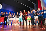05 KustuemfKGKoenigDuissern 2025-02-22 22  Samstag-Tour, 22. Februar - „Helau im Forum Mülheim – es wird bunt!“ hieß es am Samstag Vormittag bei Kinderkarnevalsfest im FORUM in Mülheim. Danach ging es zum Seniorenkarneval im „HEWAG Seniorenstift“ an der Karl-Lehr-Straße, Gastgeber die Stadtgarde Rot-Weiss. Danach wurde es sportlich. Wir waren Gäste beim Spiel der Handballherrn II des OSC an der Krefelderstraße. Der OSC gewann mit 39:23. Dann wurde es festlich, „Bürger-Gala“ der Bürgergarde Duisburg, Premiere im WYNDHAM Hotel Duisburger Hof. Danach zum Heimspiel für Prinz und Hofmarschall. Kostümfest der KG Königreich Duissern. Wir wurden dort umjubelnt empfangen. : DVPJ, Holger II, Kinderprinz Phil II., Prinzessin, Mia I., Prinzessin Mia I., HDK, Duisburg, Karneval, Helau, Tollität, Event, Session 2024, Session 2025, Hauptausschuss, Gemeinschaft, Hauptausschuss Karneval Duisburg, Duisburg ist echt
