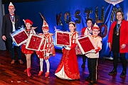 05 KustuemfKGKoenigDuissern 2025-02-22 26  Samstag-Tour, 22. Februar - „Helau im Forum Mülheim – es wird bunt!“ hieß es am Samstag Vormittag bei Kinderkarnevalsfest im FORUM in Mülheim. Danach ging es zum Seniorenkarneval im „HEWAG Seniorenstift“ an der Karl-Lehr-Straße, Gastgeber die Stadtgarde Rot-Weiss. Danach wurde es sportlich. Wir waren Gäste beim Spiel der Handballherrn II des OSC an der Krefelderstraße. Der OSC gewann mit 39:23. Dann wurde es festlich, „Bürger-Gala“ der Bürgergarde Duisburg, Premiere im WYNDHAM Hotel Duisburger Hof. Danach zum Heimspiel für Prinz und Hofmarschall. Kostümfest der KG Königreich Duissern. Wir wurden dort umjubelnt empfangen. : DVPJ, Holger II, Kinderprinz Phil II., Prinzessin, Mia I., Prinzessin Mia I., HDK, Duisburg, Karneval, Helau, Tollität, Event, Session 2024, Session 2025, Hauptausschuss, Gemeinschaft, Hauptausschuss Karneval Duisburg, Duisburg ist echt