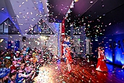 05 KustuemfKGKoenigDuissern 2025-02-22 27  Samstag-Tour, 22. Februar - „Helau im Forum Mülheim – es wird bunt!“ hieß es am Samstag Vormittag bei Kinderkarnevalsfest im FORUM in Mülheim. Danach ging es zum Seniorenkarneval im „HEWAG Seniorenstift“ an der Karl-Lehr-Straße, Gastgeber die Stadtgarde Rot-Weiss. Danach wurde es sportlich. Wir waren Gäste beim Spiel der Handballherrn II des OSC an der Krefelderstraße. Der OSC gewann mit 39:23. Dann wurde es festlich, „Bürger-Gala“ der Bürgergarde Duisburg, Premiere im WYNDHAM Hotel Duisburger Hof. Danach zum Heimspiel für Prinz und Hofmarschall. Kostümfest der KG Königreich Duissern. Wir wurden dort umjubelnt empfangen. : DVPJ, Holger II, Kinderprinz Phil II., Prinzessin, Mia I., Prinzessin Mia I., HDK, Duisburg, Karneval, Helau, Tollität, Event, Session 2024, Session 2025, Hauptausschuss, Gemeinschaft, Hauptausschuss Karneval Duisburg, Duisburg ist echt