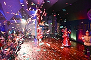 05 KustuemfKGKoenigDuissern 2025-02-22 28  Samstag-Tour, 22. Februar - „Helau im Forum Mülheim – es wird bunt!“ hieß es am Samstag Vormittag bei Kinderkarnevalsfest im FORUM in Mülheim. Danach ging es zum Seniorenkarneval im „HEWAG Seniorenstift“ an der Karl-Lehr-Straße, Gastgeber die Stadtgarde Rot-Weiss. Danach wurde es sportlich. Wir waren Gäste beim Spiel der Handballherrn II des OSC an der Krefelderstraße. Der OSC gewann mit 39:23. Dann wurde es festlich, „Bürger-Gala“ der Bürgergarde Duisburg, Premiere im WYNDHAM Hotel Duisburger Hof. Danach zum Heimspiel für Prinz und Hofmarschall. Kostümfest der KG Königreich Duissern. Wir wurden dort umjubelnt empfangen. : DVPJ, Holger II, Kinderprinz Phil II., Prinzessin, Mia I., Prinzessin Mia I., HDK, Duisburg, Karneval, Helau, Tollität, Event, Session 2024, Session 2025, Hauptausschuss, Gemeinschaft, Hauptausschuss Karneval Duisburg, Duisburg ist echt