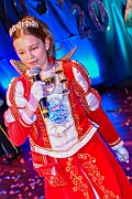 05 KustuemfKGKoenigDuissern 2025-02-22 32  Samstag-Tour, 22. Februar - „Helau im Forum Mülheim – es wird bunt!“ hieß es am Samstag Vormittag bei Kinderkarnevalsfest im FORUM in Mülheim. Danach ging es zum Seniorenkarneval im „HEWAG Seniorenstift“ an der Karl-Lehr-Straße, Gastgeber die Stadtgarde Rot-Weiss. Danach wurde es sportlich. Wir waren Gäste beim Spiel der Handballherrn II des OSC an der Krefelderstraße. Der OSC gewann mit 39:23. Dann wurde es festlich, „Bürger-Gala“ der Bürgergarde Duisburg, Premiere im WYNDHAM Hotel Duisburger Hof. Danach zum Heimspiel für Prinz und Hofmarschall. Kostümfest der KG Königreich Duissern. Wir wurden dort umjubelnt empfangen. : DVPJ, Holger II, Kinderprinz Phil II., Prinzessin, Mia I., Prinzessin Mia I., HDK, Duisburg, Karneval, Helau, Tollität, Event, Session 2024, Session 2025, Hauptausschuss, Gemeinschaft, Hauptausschuss Karneval Duisburg, Duisburg ist echt