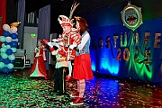 05 KustuemfKGKoenigDuissern 2025-02-22 33  Samstag-Tour, 22. Februar - „Helau im Forum Mülheim – es wird bunt!“ hieß es am Samstag Vormittag bei Kinderkarnevalsfest im FORUM in Mülheim. Danach ging es zum Seniorenkarneval im „HEWAG Seniorenstift“ an der Karl-Lehr-Straße, Gastgeber die Stadtgarde Rot-Weiss. Danach wurde es sportlich. Wir waren Gäste beim Spiel der Handballherrn II des OSC an der Krefelderstraße. Der OSC gewann mit 39:23. Dann wurde es festlich, „Bürger-Gala“ der Bürgergarde Duisburg, Premiere im WYNDHAM Hotel Duisburger Hof. Danach zum Heimspiel für Prinz und Hofmarschall. Kostümfest der KG Königreich Duissern. Wir wurden dort umjubelnt empfangen. : DVPJ, Holger II, Kinderprinz Phil II., Prinzessin, Mia I., Prinzessin Mia I., HDK, Duisburg, Karneval, Helau, Tollität, Event, Session 2024, Session 2025, Hauptausschuss, Gemeinschaft, Hauptausschuss Karneval Duisburg, Duisburg ist echt
